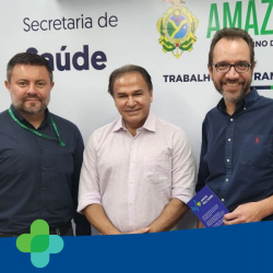 Alfredo Lins de Albuquerque, Dr. Anoar Abdul Samad e Guilherme Sylos posam para foto na Secretaria de Saúde do Estado do Amazonas.