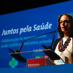 Carla Reis, do BNDES, fala para público no Fórum Brasileiro de Filantropos e Investidores Sociais