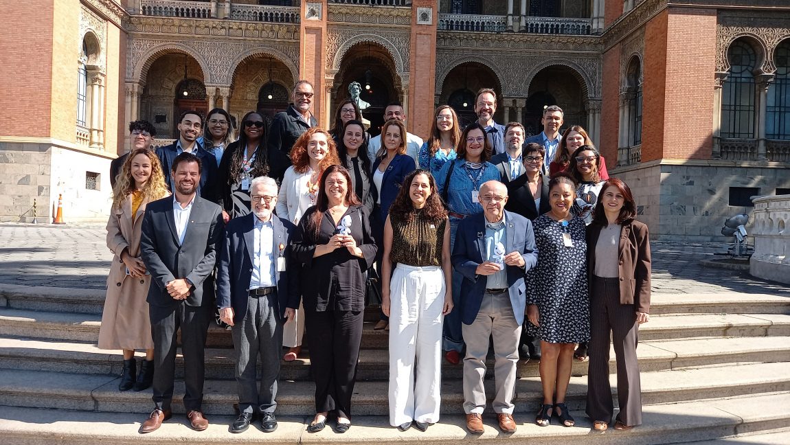 Esta imagem é de Projeto Sistema de Antecipação de Surtos (AESOP) é lançado na Fiocruz com a seguinte descrição: Representantes de empresas e instituições parceiras, como a Acessa, o Banco Nacional de Desenvolvimento Social (BNDES), IDIS, Umane e os parlamentares, a Deputada Federal Laura Carneiro e o Deputado Federal Bandeira de Mello